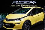 UDVIDET. Op til den europæiske premiere har elbilen Opel Ampera-e fået forlænget sin rækkevidde. I den amerikanske udgave som Chevrolet Bolt kører den op til 400 kilometer på en opladning. I Europa vanker der 100 kilometer ekstra på grund af en anden målemetode. 