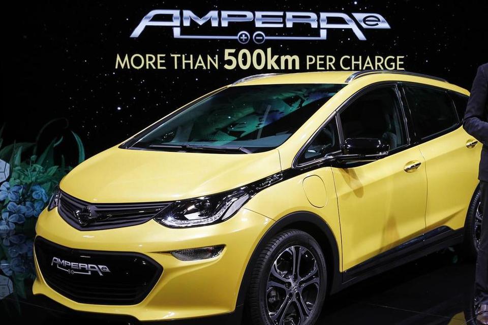 UDVIDET. Op til den europæiske premiere har elbilen Opel Ampera-e fået forlænget sin rækkevidde. I den amerikanske udgave som Chevrolet Bolt kører den op til 400 kilometer på en opladning. I Europa vanker der 100 kilometer ekstra på grund af en anden målemetode. 