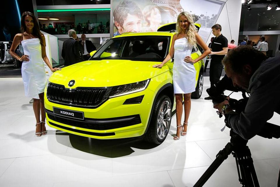 FAMILIEKLAR. Skoda Kodiaq har op til syv sæder, højbenet crossover-design, og den ser ud til at blive billigere end den nært beslægtede VW Tiguan. Skoda satser på, at Kodiaq skal blive en af de mest solgte modeller hos det tjekkiske bilmærke. 