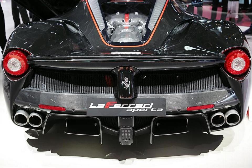 EKSTREM. Vildskaben trives også på Paris-messen. Meget vildere end cabrioleten LaFerrari Aperta bliver det ikke. Men den kører faktisk også lidt på el. 