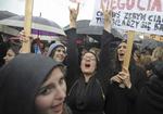 Modstand. Omkring 100.000 polakker trodsede i mandags regnen for at gå på gaden og demonstrere for retten til abort. 
