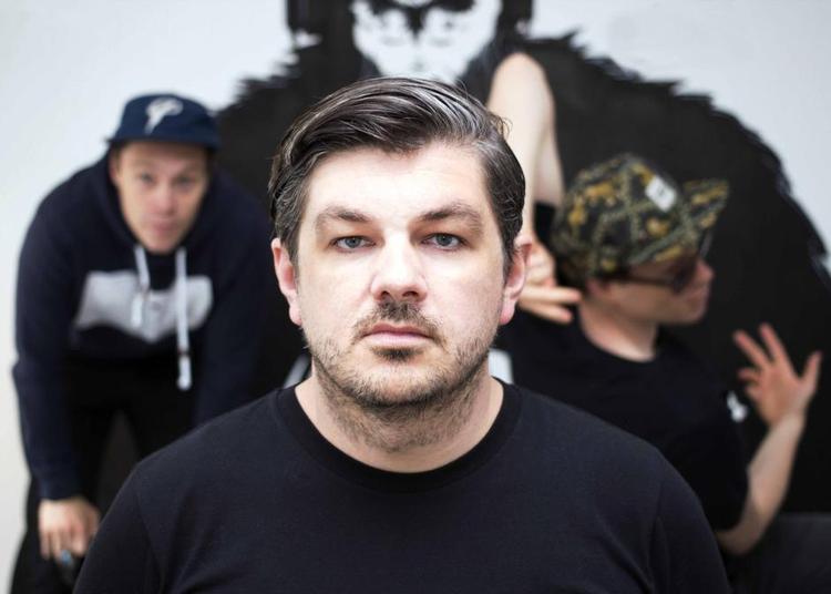 SORTSYN. Den kosmiske kærlighed er kold, når Michael Møller flankeret af Nordsøbrødrene Frerik og Fridolin bestiger popmusikkens bjerge. 