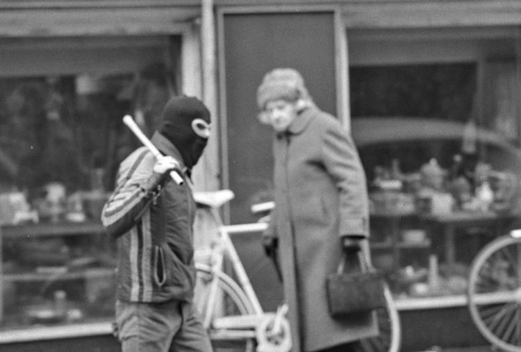 Fjendtlig. En bZ'er og en gammel dame på Nørrebro. Arkivfoto: Finn Frandsen 