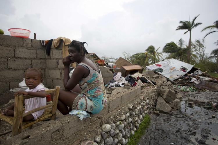 kaos. Især den sydlige og vestlige del af Haiti er blevet hårdt ramt af orkanen Matthews hærgen. Her sidder Victor Farah og hendes datter i ruinerne af deres hjem. 