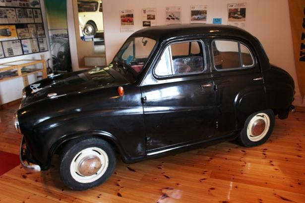 STARTEN. Som 18-årig fik Stefan Wolffbrandt denne Austin A35 fra 1957. Den lagde grunden til samlingen, der nu kommer på auktion. 