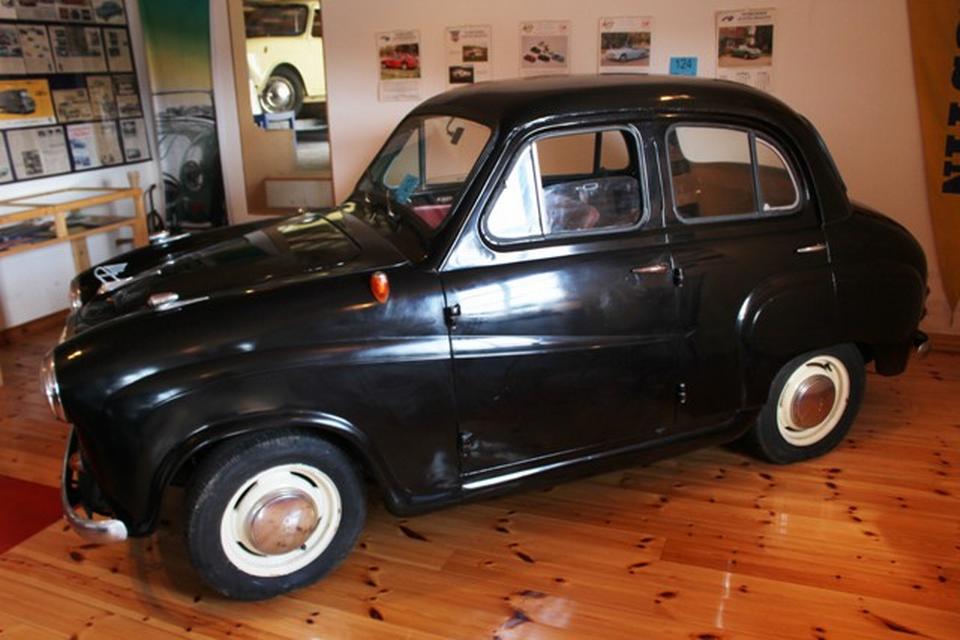 STARTEN. Som 18-årig fik Stefan Wolffbrandt denne Austin A35 fra 1957. Den lagde grunden til samlingen, der nu kommer på auktion. 