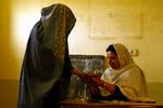 I 2004 afholdes det første frie præsidentvalg. Kvinder deltager i valget, selv om mange har svært ved at få lov af deres mænd og familie. 