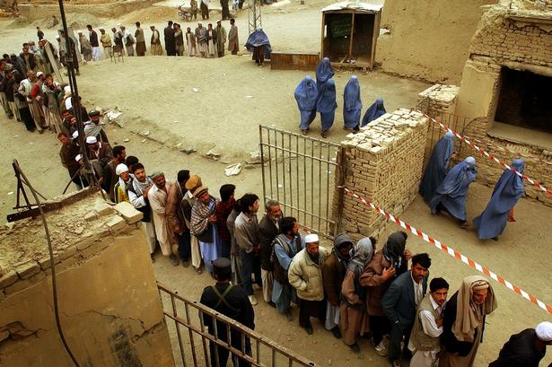 Stort fremmøde ved et valgsted i Kabul. 