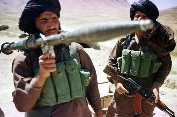 I 1996 tager den ekstremistiske Taleban-bevægelse magten i Kabul. Mange byder de meget troende talebankrigere velkommen som et alternativ til kaos og korruption. 