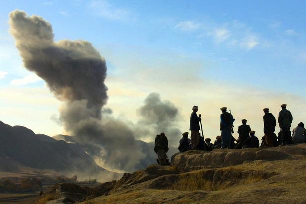 Efter terrorangrebet 11 september 2001 angriber USA i oktober Afghanistan, hvor al-Qaeda bliver huset af Taleban. På få uger tager den nordlige alliance, som USA allierer sig med, magten i landet. 