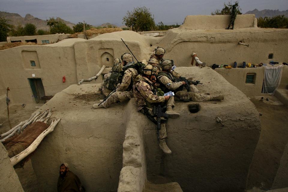 USA øger troppetilstedeværelsen og har på toppen over 100.000 soldater i Afghanistan. Hver soldat koster omkring 1 million dollar om året med alle omkostninger. 