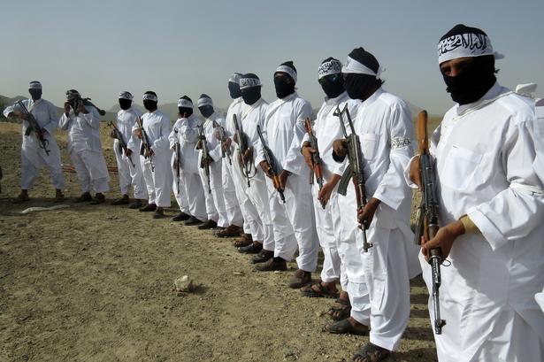 Selvmordsbombere bliver et stadig mere populært våben for Taleban. Her mødes en gruppe kommende selvmordsbombere til træning. 