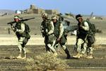 Amerikanske specialtropper bistår flyangrebene, men ellers sender USA kun få landtropper i begyndelsen. Det kommer blandt andet til at betyde, at al-Qaeda ledelsen formår at flygte til Pakistan. 