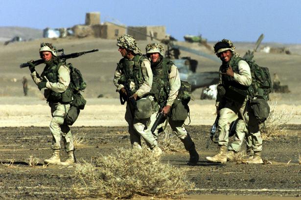 Amerikanske specialtropper bistår flyangrebene, men ellers sender USA kun få landtropper i begyndelsen. Det kommer blandt andet til at betyde, at al-Qaeda ledelsen formår at flygte til Pakistan. 