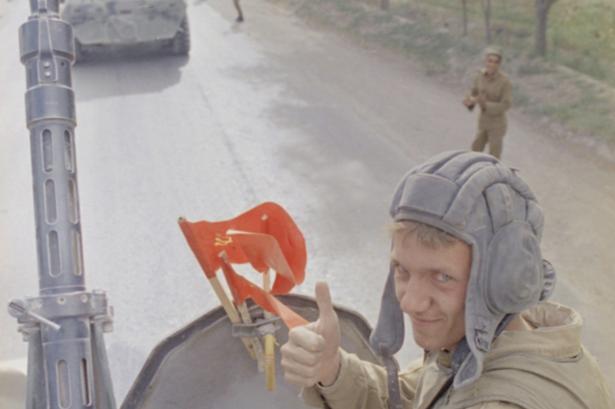 Titusinder af sovjetiske værnepligtige blev sendt til Afghanistan. Krigen blev mere og mere bekostelig og upopulær for Sovjet i takt med at tabstallene steg. 