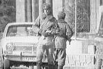 Juleaften 1979 intervenerede Sovjetuionen i konflikten. USSR invaderede landet for at beskytte den kommunistiske regering. Det blev begyndelsen til 10 års kamp, der kostede op mod en million afghanere livet. 