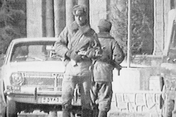 Juleaften 1979 intervenerede Sovjetuionen i konflikten. USSR invaderede landet for at beskytte den kommunistiske regering. Det blev begyndelsen til 10 års kamp, der kostede op mod en million afghanere livet. 