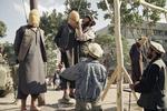 Efter regeringen i Kabul falder, bliver der krig mellem de forskellige fraktioner. Kabul bliver en dødsensfarlig by og mange flygter derfra. 