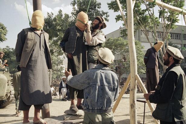 Efter regeringen i Kabul falder, bliver der krig mellem de forskellige fraktioner. Kabul bliver en dødsensfarlig by og mange flygter derfra. 