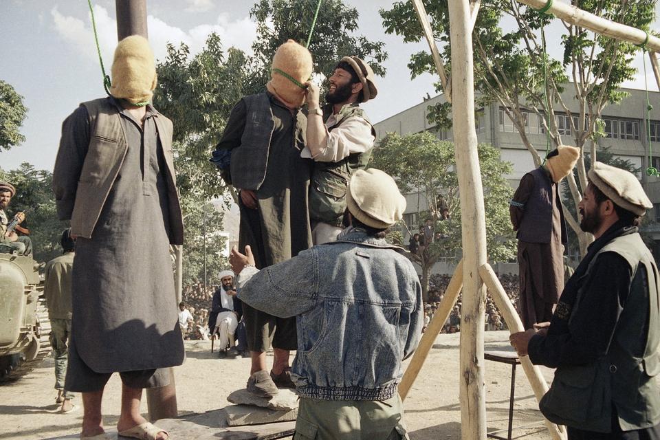Efter regeringen i Kabul falder, bliver der krig mellem de forskellige fraktioner. Kabul bliver en dødsensfarlig by og mange flygter derfra. 
