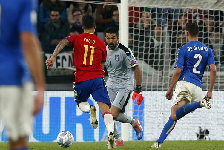 HOVSA. En stor fejl af en fremstormende Gianluigi Buffon gav Spanien føringen i Torino. 