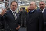 ANKLAGET. Kulturminister Vladimir Medinskij (t.v.) beskyldes for fusk og manglende viden i en ph.d.-afhandling. Her er han fotograferet med præsident Vladimir Putin under et besøg på Kalashnikov-våbenfabrikken. 