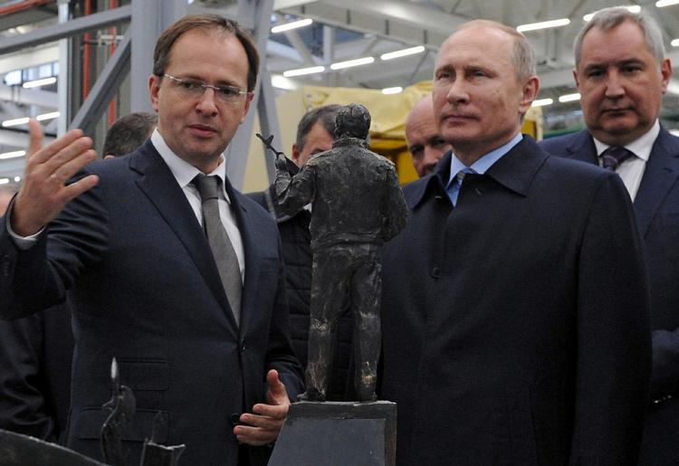 ANKLAGET. Kulturminister Vladimir Medinskij (t.v.) beskyldes for fusk og manglende viden i en ph.d.-afhandling. Her er han fotograferet med præsident Vladimir Putin under et besøg på Kalashnikov-våbenfabrikken. 