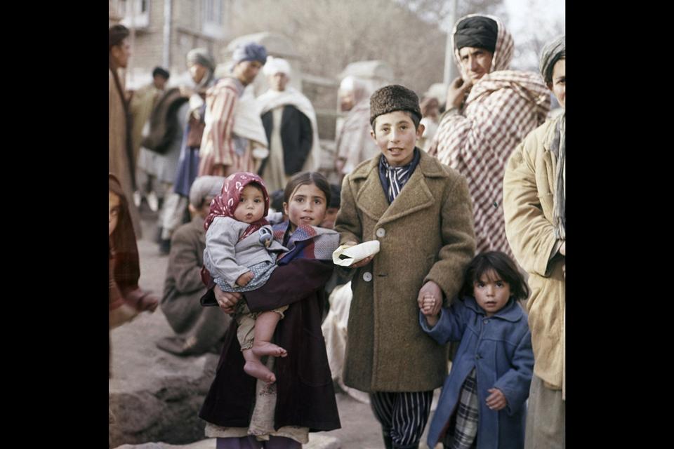 Afghanistan før ekstremismen. I 60erne og 70erne blev kvinderne i storbyerne meget friere end tidligere og kunne gå uden slør. Afghanistan var et populært stop på the hippie trail til Indien dengang. 