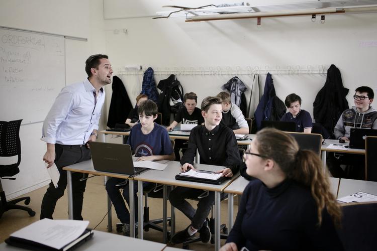 Skolereform. De forlængede skoledage er omdiskuterede af politikere og lærere; for eleverne er den udvidede undervisningstid lig med mindre fritid, skriver Vigga, der går i 5. klasse på en skole i København. 