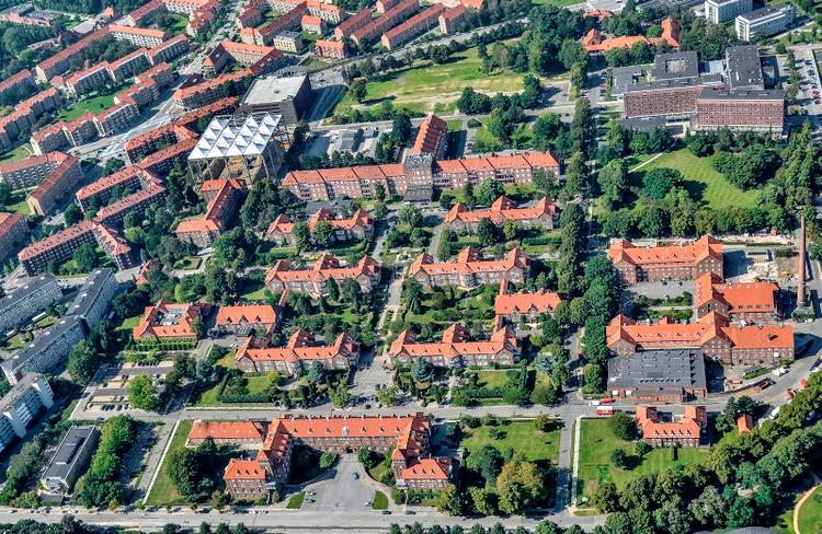 Bispebjerg Hospital. Hospitalskomplekset, hvor flere af bygningerne er fredet, spreder sig over et større areal på Bispebjerg bakke. Patienter skal lettere kunne finde rundt, og derfor får vejene nu nye navne. 