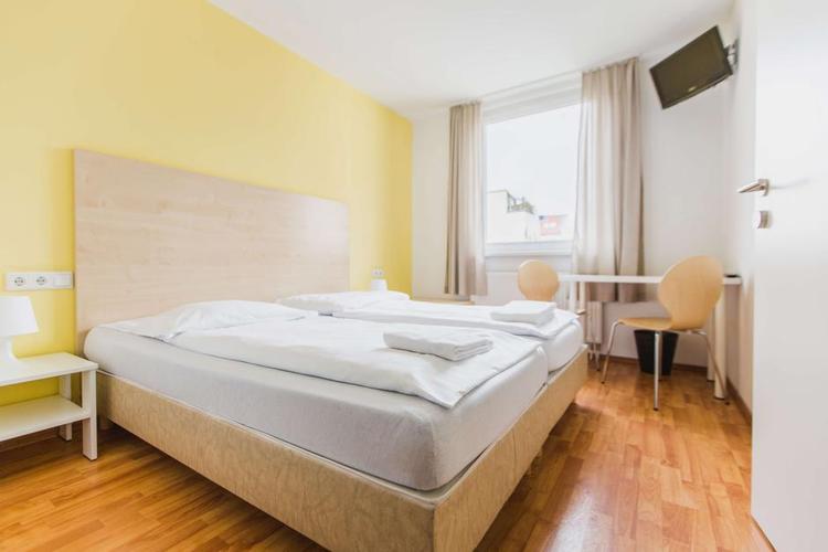 FUNKTIONELT. Et dobbeltværelse hos A&O ved Berlins hovedbanegård. Der findes også værelser med 6-8 senge. Hotellet i København bliver i samme stil