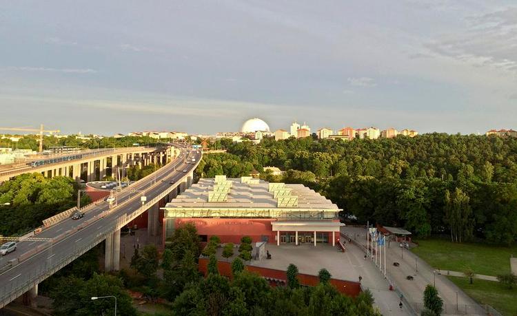 Udsigt. Der er vue fra toppen af Clarion Hotel i Stockholm. Om den er smuk eller trist, er op til øjnene, der ser. Foto: Sune Højrup Bencke 