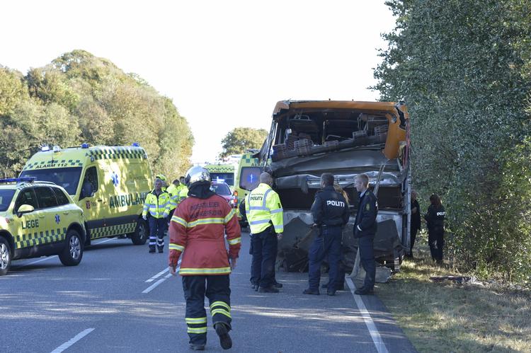 sammenstød. Bussen blev slemt beskadiget og mange drenge kom til skade, da en lastbil kørte op i en bus med asylbørn. 