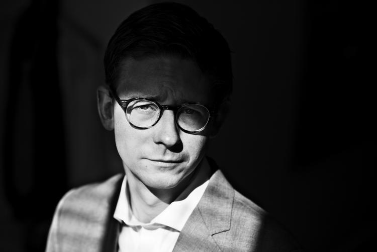 Ordene. Skatteminister Karsten Lauritzen (V) fortæller i et større interview i Politiken, at han er stolt over, at han er kommet i Folketinget og er blevet minister, på trods af at han har et væsentligt stavebesvær. 
