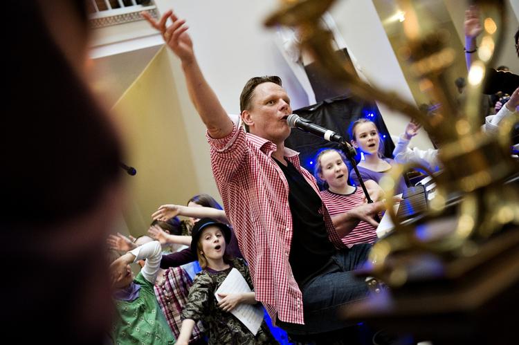 Historiefortælling. Sigurd Barrett har kastet sig over 117.000 års danmarkshistorie med en bog,  nye sange og spil. Her er det fra et tidligere Barrett-projekt med bibelhistorien. 