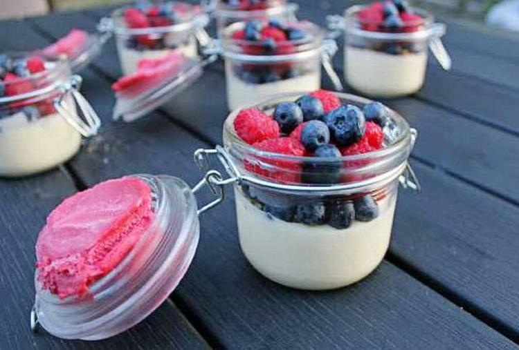 På glas. Alt fra salat til dessert bliver serveret i sylteglas. 