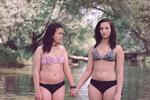 Sirianna Kailani og Grace Rumpf bor i Sedona, Arizona. Byen har et af de højeste antal indrapporterede ufo-observationer i USA. De lokale mener, at det skyldes den særlige røde jord, som har nogle magnetiske egenskaber, der tiltrækker rumvæsener. 