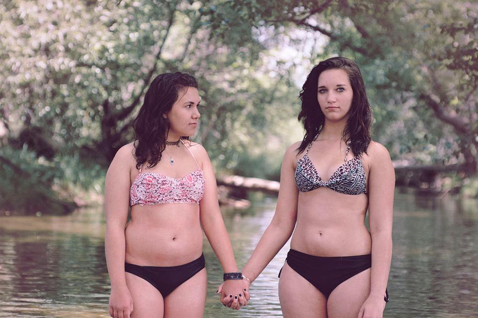 Sirianna Kailani og Grace Rumpf bor i Sedona, Arizona. Byen har et af de højeste antal indrapporterede ufo-observationer i USA. De lokale mener, at det skyldes den særlige røde jord, som har nogle magnetiske egenskaber, der tiltrækker rumvæsener. 