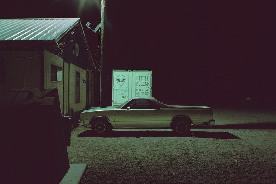 På motellet Little A'Le'Inn i Rachel, Nevada byder de rumvæsener og flyvende tallerkner velkommen. 