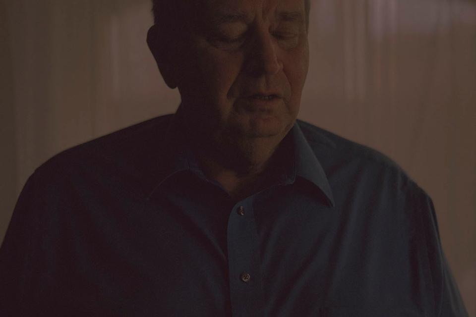 73-årige Charles Hall er fysiker og arbejdede i en årrække på en afsidesliggende vejrstation. Han hævder, at der også boede nogle menneskelignende aliens, han kalder for 'Tall Whites', som han med tiden blev venner med. 