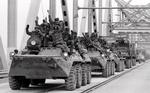 Exit. 15. februar 1989 (øverst) forlod de sidste sovjetiske tropper Afghanistan efter 10 års krig med tab af 15.000 soldater. 