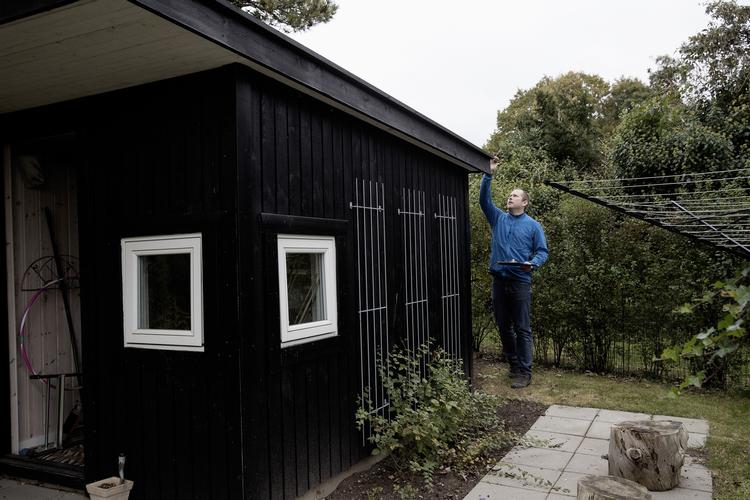 Tænkeboks. Thomas Jul Larsen og hans familie overvejer stadig om de skal omlægge boliglånet. Til daglig udarbejder han tilstansrapporter i forbindelse med bolighandler, her er han på arbejde i hjembyen Roskilde. 
