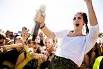 Superliga. MØ er nu i en liga, hvor hendes nye sange bliver lanceret af en hotshot radio-dj for bagefter at brede sig som en steppeild på alverdens musikblogs -  Annie Mac på BBC har præsenteret verden for  ’Drum’, og det er en øreorm, der kommer til at brede sig. 