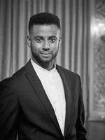 Forbrugeren. 31 år. Skuespiller og tv-vært og aktuel i programmet 'DR 3 siger farvel' samt tv-serien 'Bedrag' på DR 1. Han er desuden kendt som vært på TV 2's 'Danmark har talent'. 