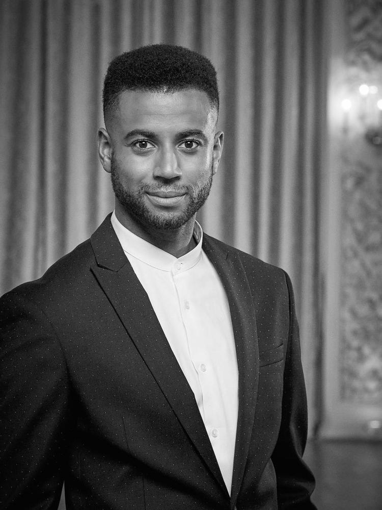 Forbrugeren. 31 år. Skuespiller og tv-vært og aktuel i programmet 'DR 3 siger farvel' samt tv-serien 'Bedrag' på DR 1. Han er desuden kendt som vært på TV 2's 'Danmark har talent'. 