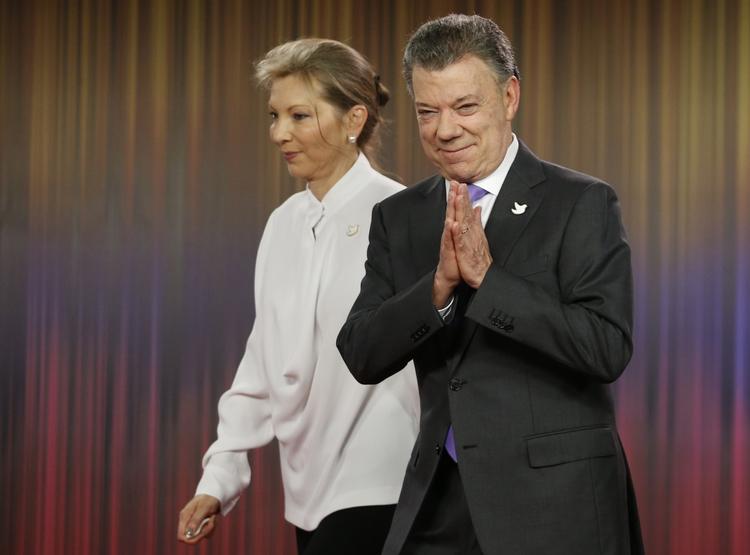 FREDSPRIS. Colombias præsident Juán Manuel Santos ankommer til et pressemøde i hovedstaden Bogotá fredag, efter at han er blevet tildelt Nobels fredspris.  Fernando Vergara / AP 