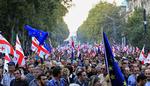 Tilhængere af eks-præsident Mikhail Saakasjvilis og oppositionspartiet ENM marcherede onsdag gennem hovedstaden Tbilisis gader med georgiske og EU-flag. 