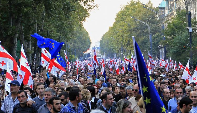 Tilhængere af eks-præsident Mikhail Saakasjvilis og oppositionspartiet ENM marcherede onsdag gennem hovedstaden Tbilisis gader med georgiske og EU-flag. 