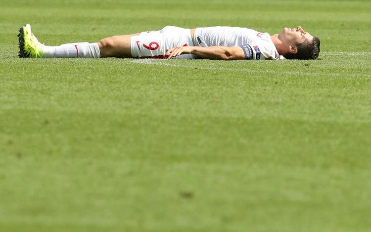 drømmer. Robert Lewandowskis store mål som anfører for landsholdet er at føre Polen til VM 2018 i Rusland – i aften skal det danske forsvar forsøge at spolere stjerneangriberens drøm. Ariivfoto: Thanassis Stavrakis/AP 