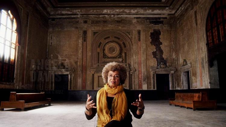 Ikon. Angela Davis, som blev et ikon i borgerrettighedsikon og professor emiritus, er en af de mange personer, der optræder i dokumentaren. 
